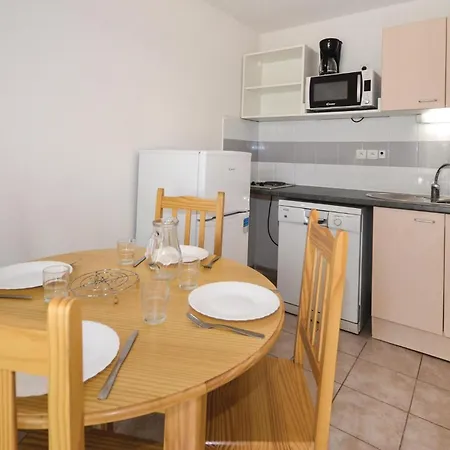 1 Bedroom Awesome In Prázdninový dům *